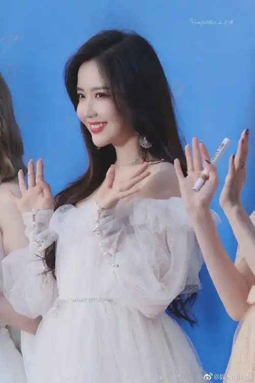 王艺瑾雪落白纱礼服造型