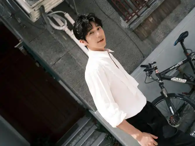 白宇身着白衬衣 展现绅士气质!