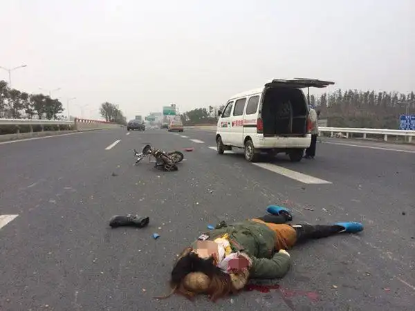 母女俩骑电动车高速上逆行遇车祸身亡组图