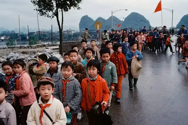 小学生排队放学