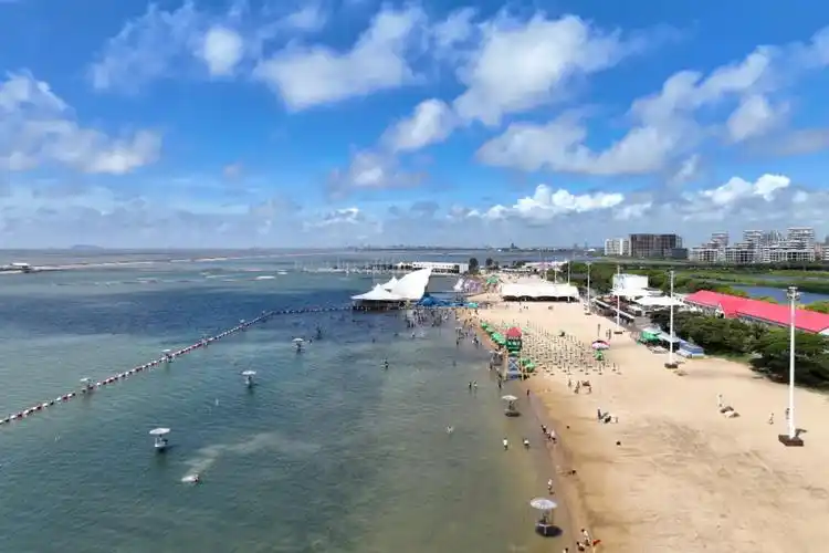 奉贤碧海金沙景区今天正式开泳海边戏水清凉一夏