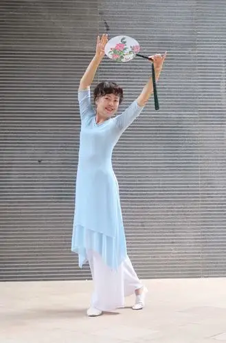 学无止境——重温古典舞.虽然腰身不再灵动,舞姿不再飘逸.