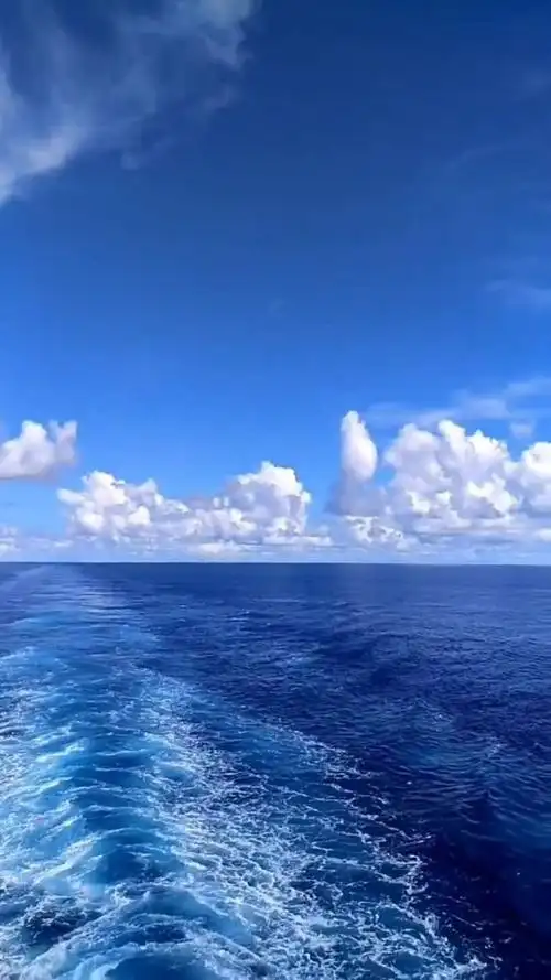 天空是蔚蓝色,大海也是蔚蓝色,超级美啊!