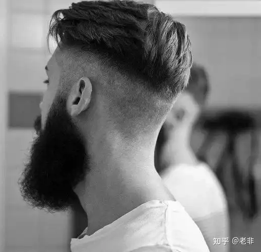 当地理发师设计出来的发型,很像咱们中国五六十年代的那种"茶壶盖!"!