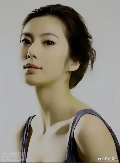 她展现出一种端庄而优雅的气质,冰清玉洁,晶莹透亮,洁白无瑕,绝对是一