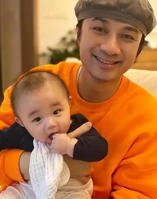 古巨基娶相伴23年经纪人52岁妻子低调生子一家三口幸福美满