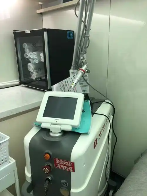 这是q激光~,好吧,有的医院就是挂羊头卖狗肉,没有的仪器就是没有,偏要