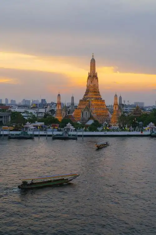 泰国,这个东南亚的热门旅游胜地,以其丰富的文化,历史,自然风光和美食