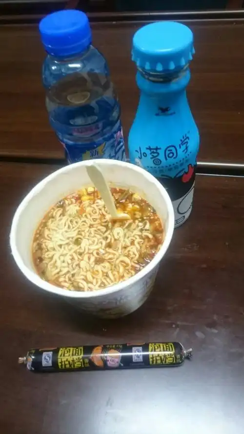 苦逼的加班 泡面腿肠相伴{:boy-speachless:}