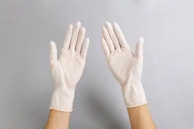 双手佩戴一次性医用乳胶手套