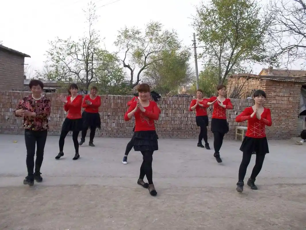 城市广场舞到处都有,现在农村也开始广场舞了,你觉得好吗?