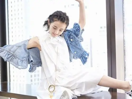 张雪迎晒成熟和复古造型,网友:戴眼镜的样子好美!