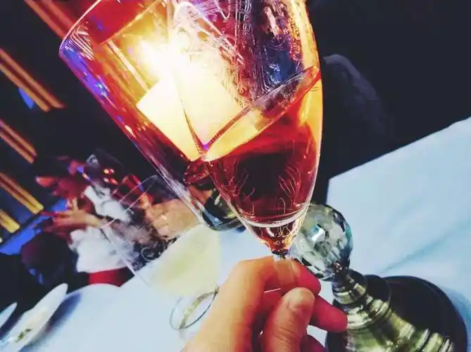 爆浆一瞬间 幸福感难以言喻 环境如此优雅 气氛如此融洽 大家一起举杯