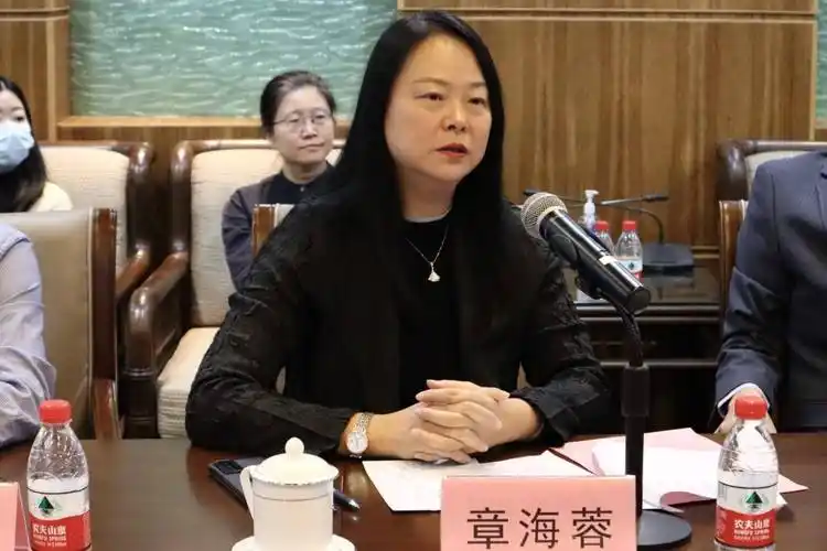 章海蓉发表致辞深圳福田区委常委,宣传部部长章海蓉也充分肯定《幸福