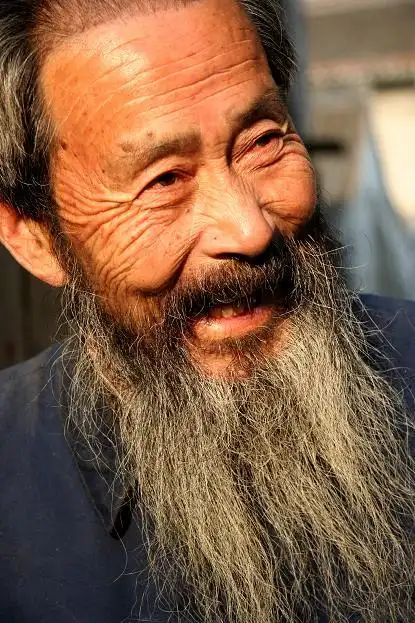 史湾82岁的罗大爷,晚照中的笑.