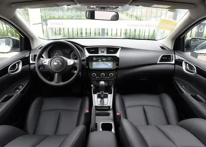 内饰上新轩逸和轩逸经典区别比较明显,轩逸经典整体布局更加传统,中控