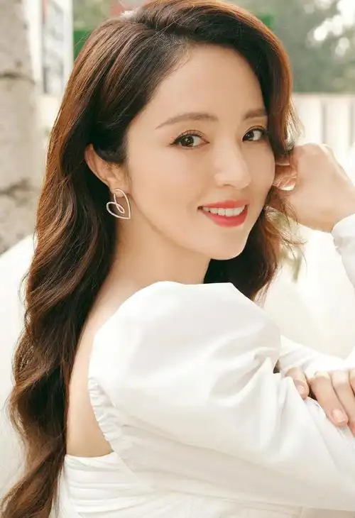 岁月真的不败美人啊,董璇43岁状态也太好了吧,颜值在线,身材在线,年龄