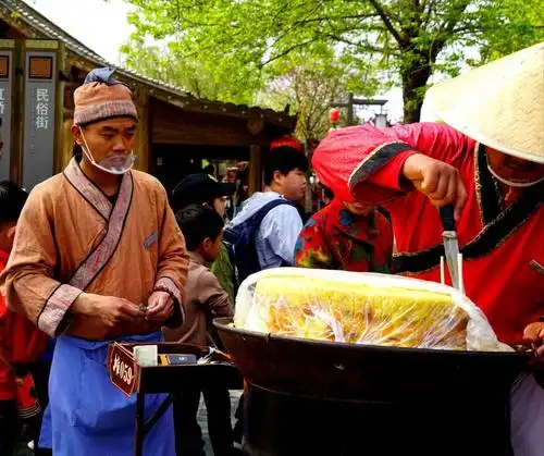 为建设标准,以宋朝市井文化,民俗风情,皇家园林和古代娱乐为题材,以