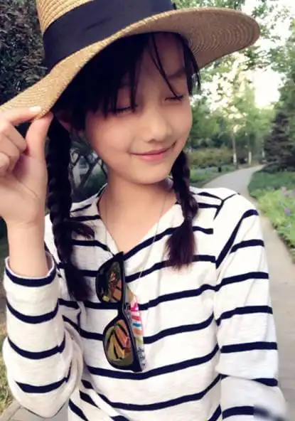 赵薇的10岁女儿纪姿含扎两小辫子近照美翻了