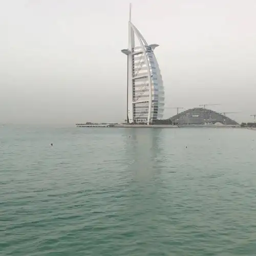 迪拜帆船酒店旁边