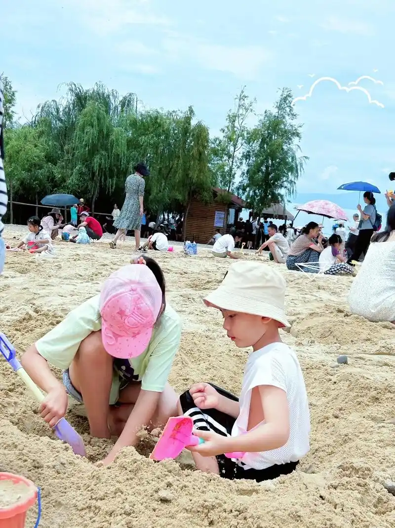 一起玩沙子 #沙滩92 七哥挖了一天的坑9898989817 - 抖