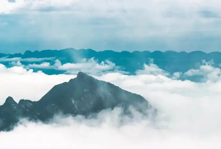 巅(瞿塘峡)图6摄于巫山长江大桥(夕阳下巫山县城)图7摄于金凤山半山腰