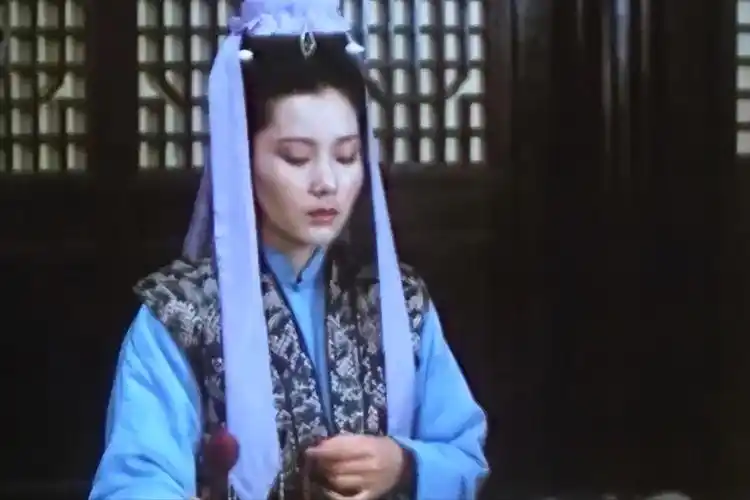 回顾演员何赛飞5岁被生母抛弃20岁成越剧花旦今60岁拿影后