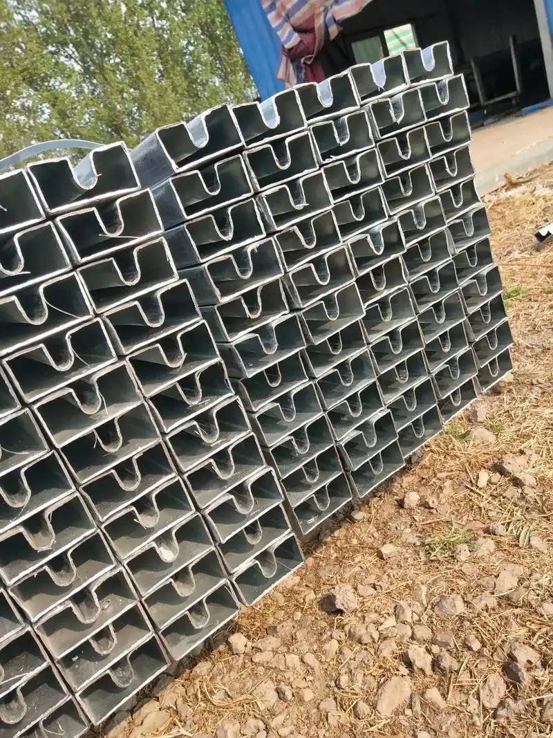 以办公椅为例,使用带有凹槽的铝合金管