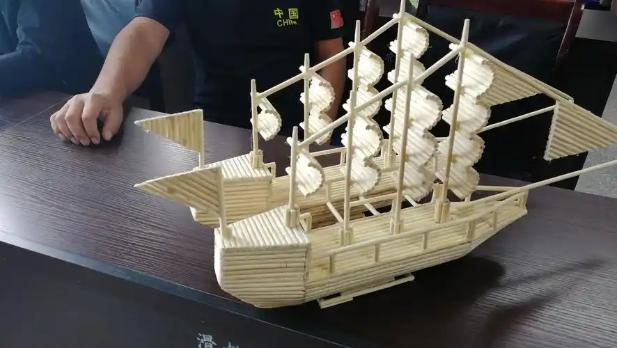 用废弃的一次性筷子制成的帆船,漂亮吧