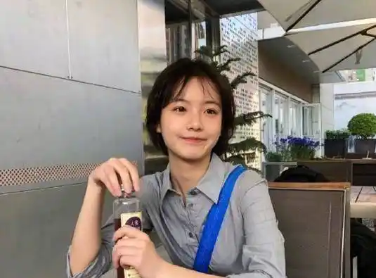 标准的齐耳短发搭配灰色衬衫裙,干净利落中萌生出一种想让人保护的