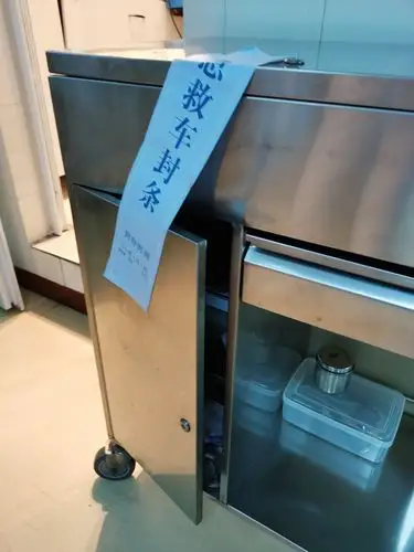 急救车封条后可以容纳一只手进出