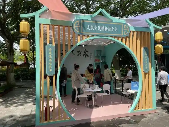 是我们龙泉青瓷博物馆特制摊位原来小编在一众摊位上看到熟悉的一抹