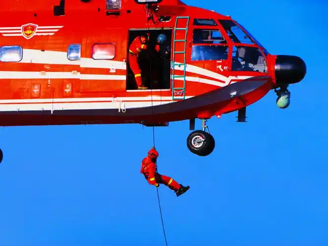 图集开直升机负重爬山悬崖灭火森林消防高能训练保冬奥