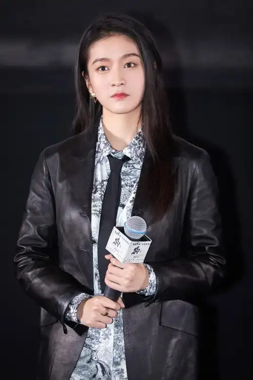 演员@张雪迎sophie 帅气有型的夹克映衬印花衬衫,兼具潇洒率性气息