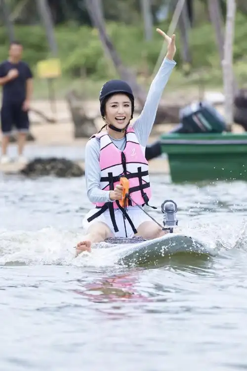 丫丫泳装只能找到这些,佟丽娅是穿的很保守的女明星,走红毯都很保守的