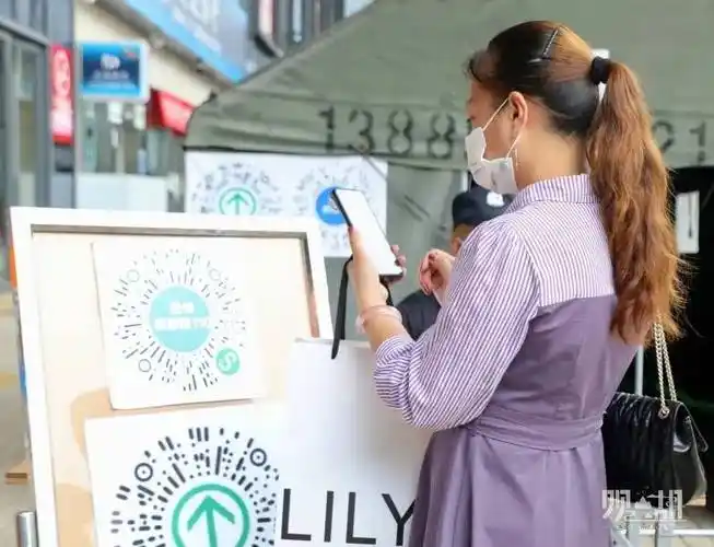 顾客主动扫描,出示健康码