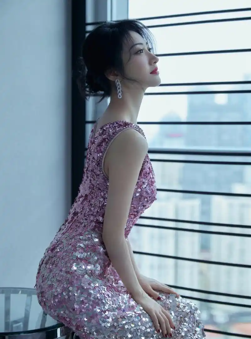 景甜# 身穿粉色亮片吊带裙,肤白貌美的容颜,清纯妩媚,丰满傲人的室档