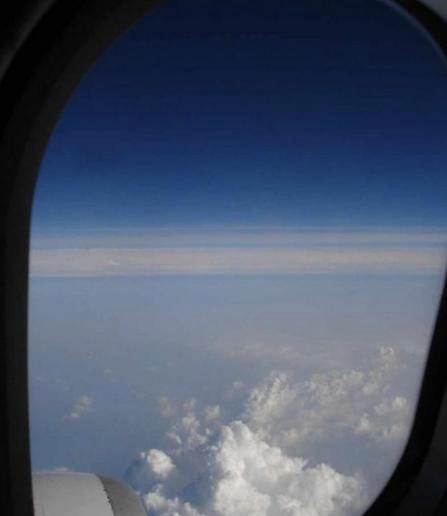 女子在飞机上透过窗户拍照无意瞥见机翼上的东西吓得她叫出声