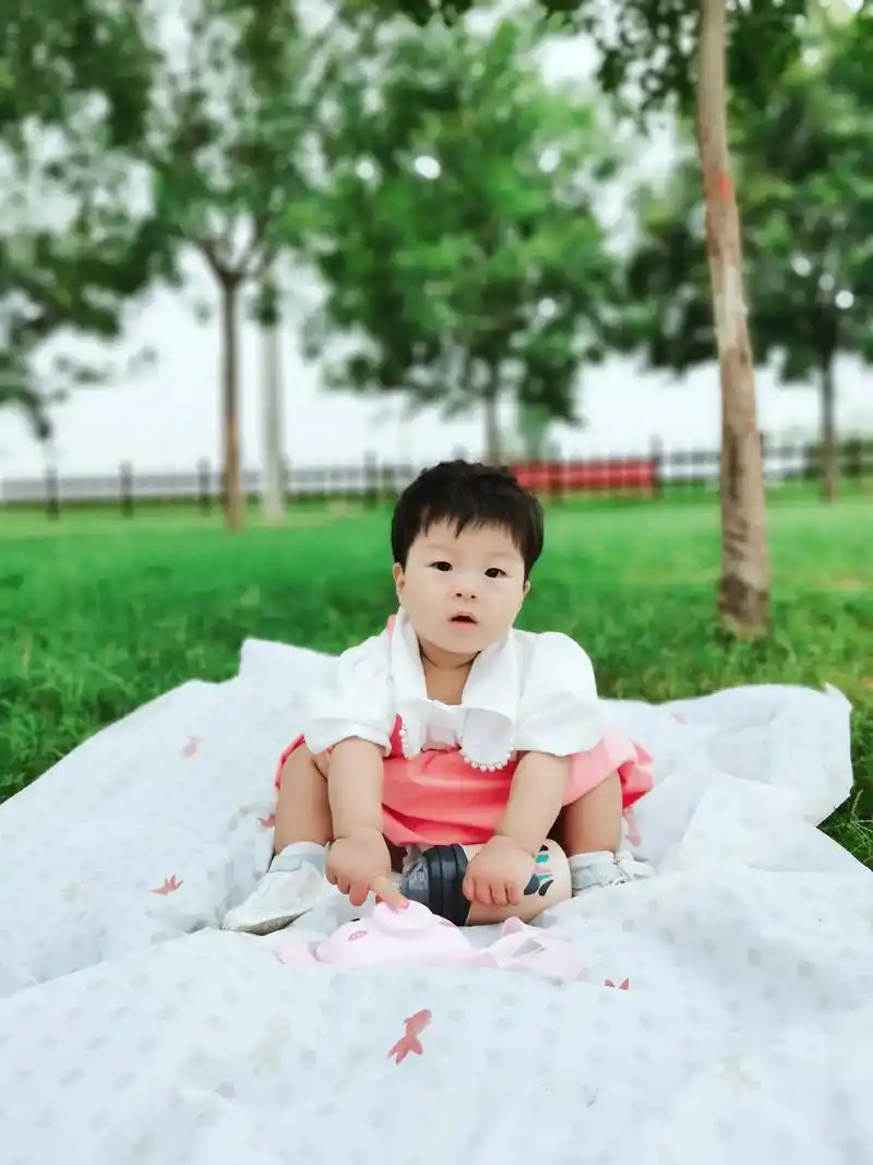 捕捉一只正在拉臭臭的小猪猪