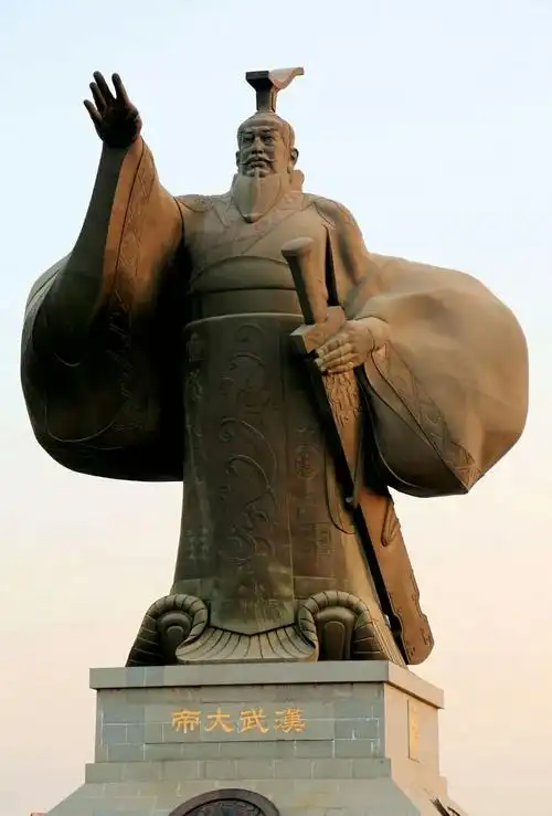 从封禅广场拾级而上,就到了汉武帝塑像跟前.