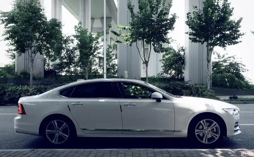 白色s90尽显优雅风范