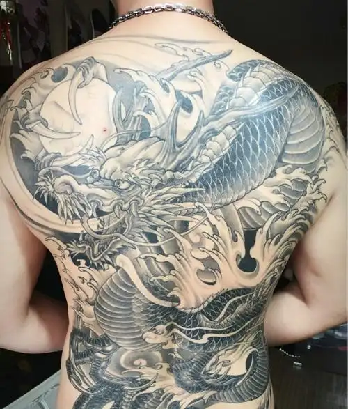 点击大图看下一张:满背黑白大邪龙纹身图案很霸气