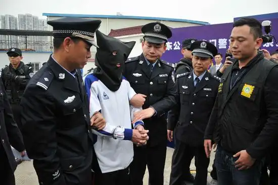 广东警方押解犯罪嫌疑人