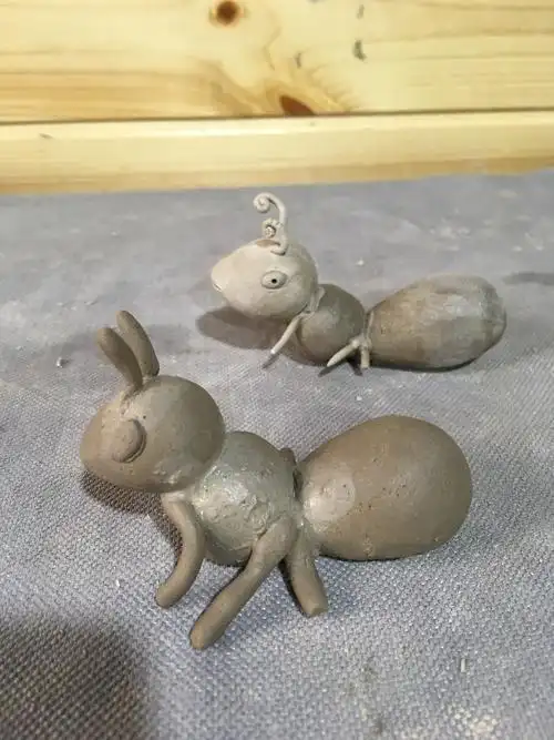 康贝儿幼教机构—磷都幼儿园苗苗二班陶艺作品"小蚂蚁"