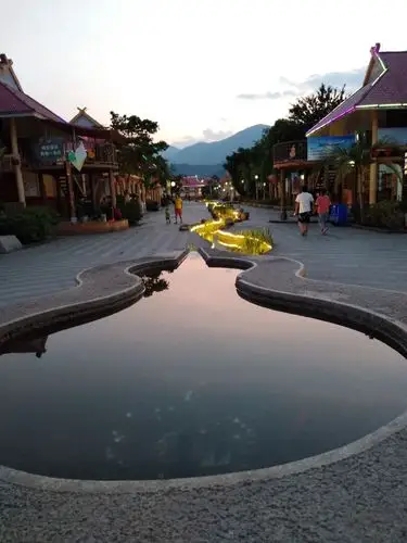 镇的门楼前,建有葫芦状的水池,在灯光照耀下亦显美丽.