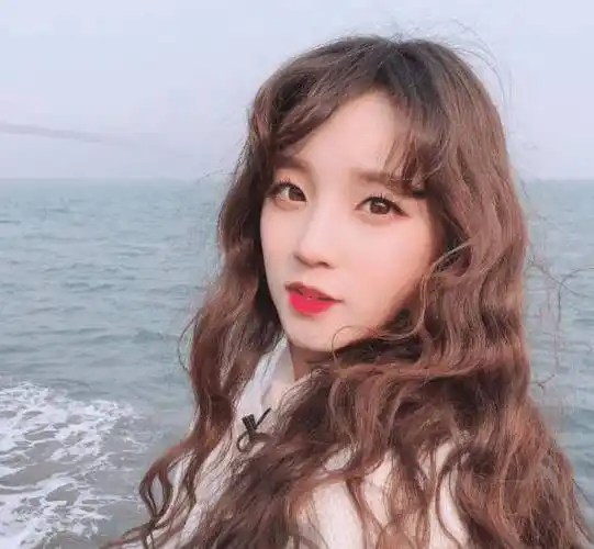 还记得《跑男》中的宋雨琦吗?如今穿上"韩服",比baby还美