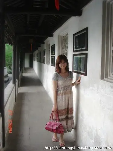 56岁影后方舒23岁女儿近照戴镜框笑容甜美图