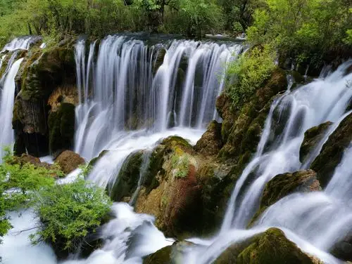 九寨沟树正瀑布珍珠滩叠瀑