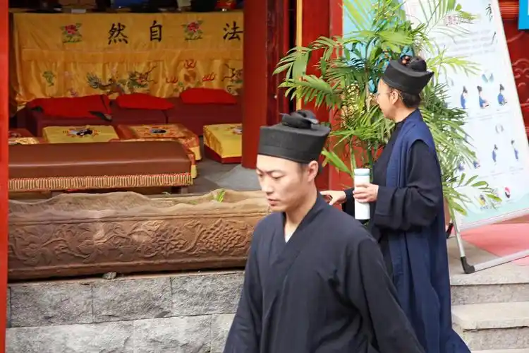 龙神庙的道士下早课