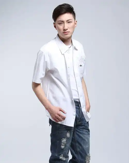 quiksilver男款白色休闲短袖衬衫